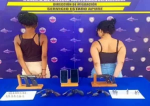 Iban a Colombia con 5 armas adheridas a su cuerpo