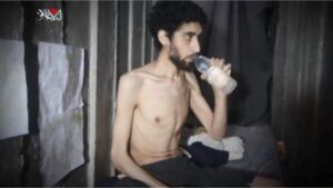 Impactante video muestra a un rehén israelí debilitado cavando su propia tumba