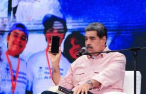 Indignante VIDEO: Maduro mostró su costoso celular plegable frente a maestros mal pagados