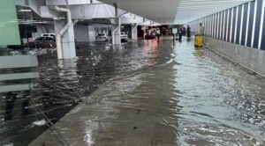Inundaciones generan caos en aeropuerto de Ciudad de México