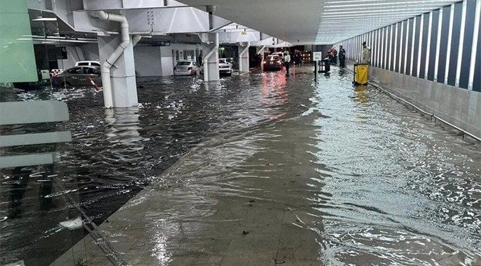 Inundaciones generan caos en aeropuerto de Ciudad de México