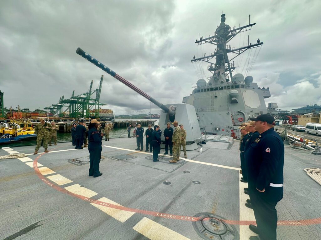 Jefe del Comando Sur de EEUU visitó el USS Sampson antes de despliegue al mar Caribe