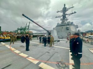 Jefe del Comando Sur de EEUU visitó el USS Sampson antes de despliegue al mar Caribe