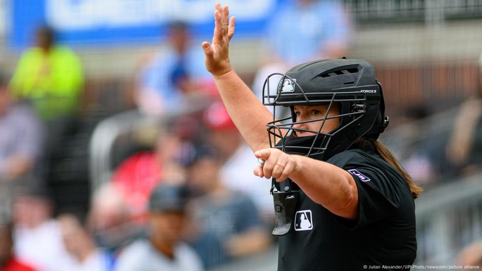 Jen Pawol rompe barrera de género como umpire de la MLB – DW – 11/08/2025