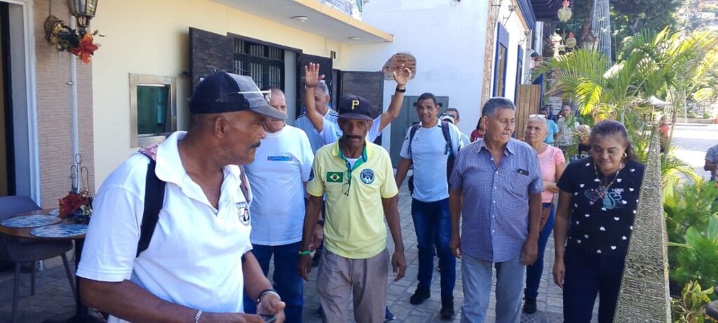 Jubilados de la alcaldía claman por sus bolsas de alimentos