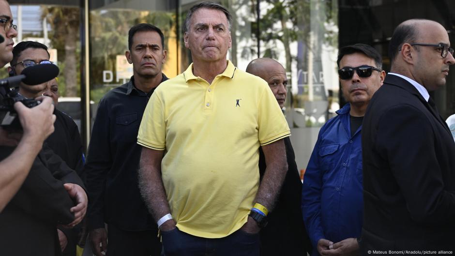 Juez brasileño envía más policías a la casa de Bolsonaro – DW – 27/08/2025