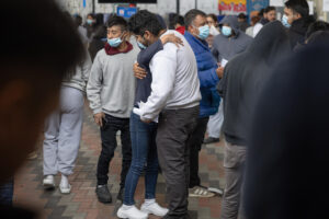 Jueza federal de EE.UU. bloquea deportaciones rápidas de migrantes por violar debido proceso