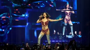 Katy Perry sufre una aparente descarga eléctrica en pleno concierto (Video) – AlbertoNews