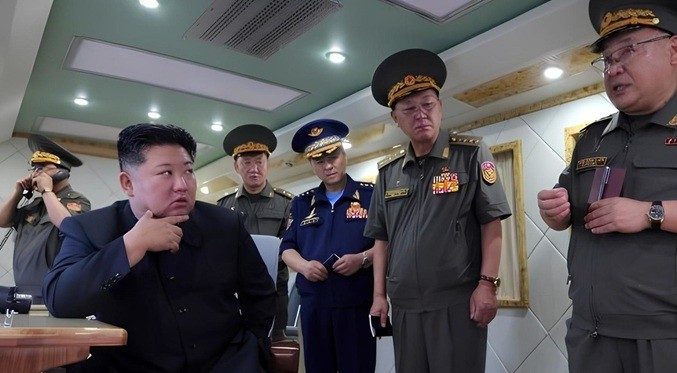 Kim Jong-un supervisa el poder de su nueva defensa aérea 