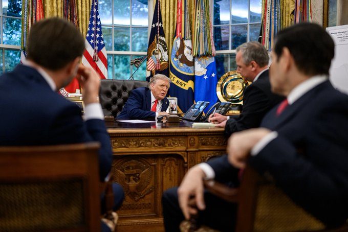 La Casa Blanca publicó la foto de Trump hablando por teléfono con Putin - AlbertoNews
