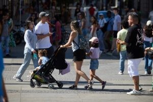 La Justicia europea multa a España por el retraso en trasponer la directiva de conciliación de progenitores y cuidadores | europapress.es