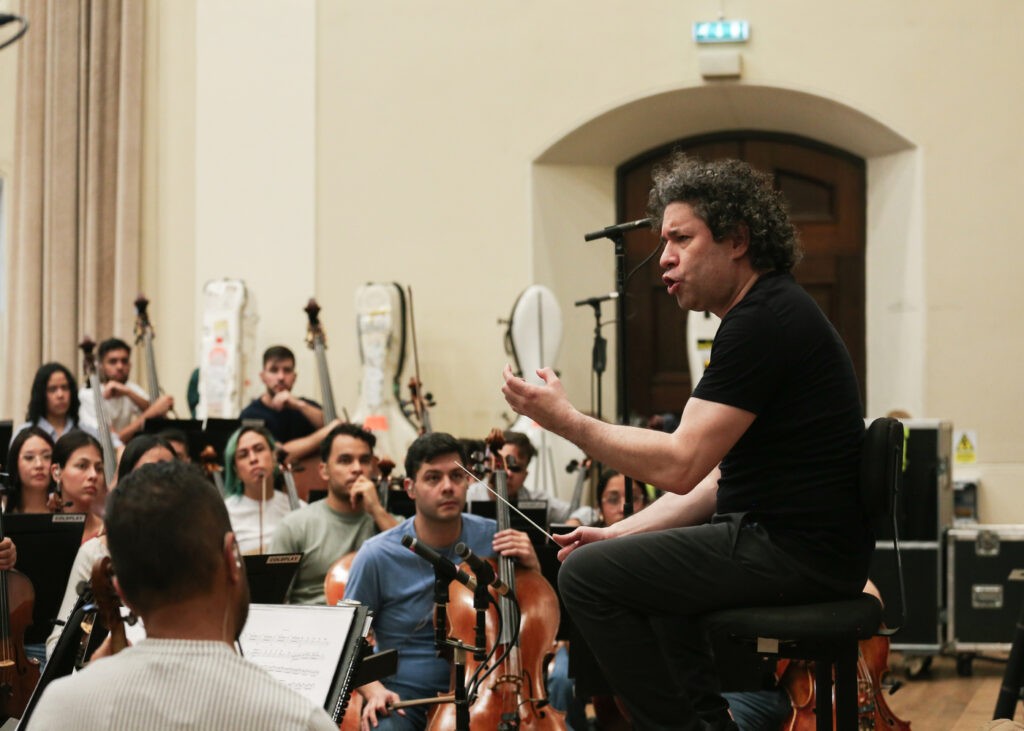 La Orquesta Sinfónica Simón Bolívar de Venezuela alcanza un momento histórico al presentarse con Coldplay