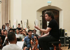 La Orquesta Sinfónica Simón Bolívar de Venezuela alcanza un momento histórico al presentarse con Coldplay