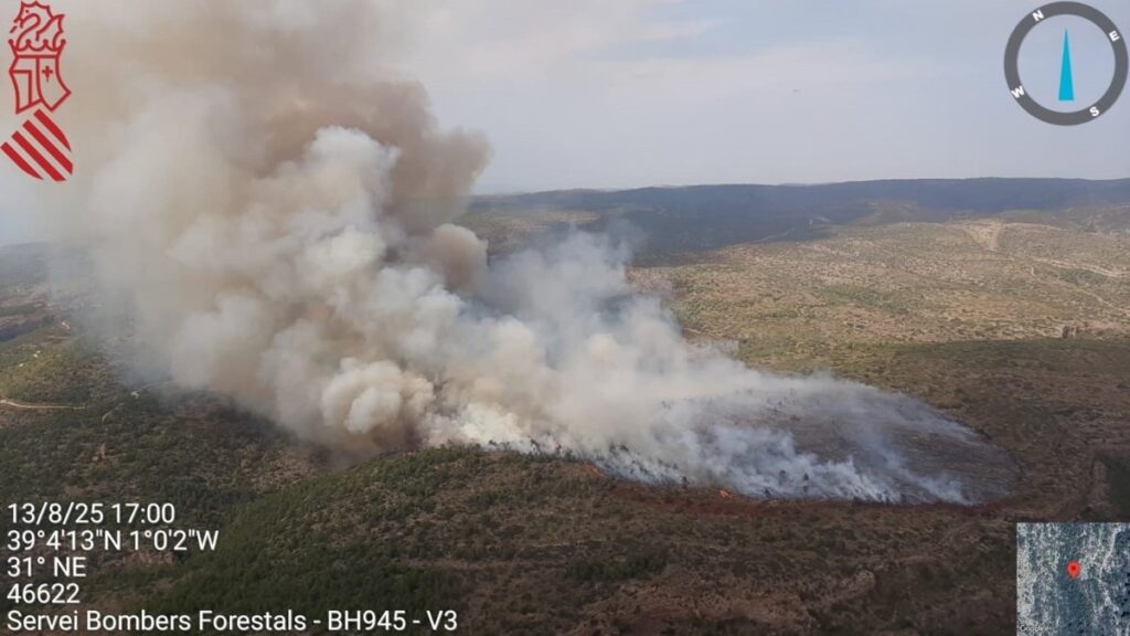 La UME se moviliza al incendio forestal de Teresa de Cofrentes y siguen 11 medios aéreos