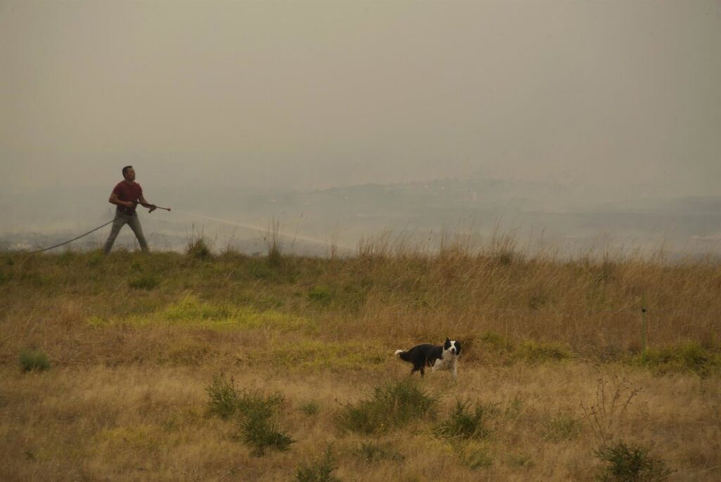 La bajada de temperatura alivia, aunque siguen activos los grandes incendios