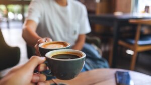 La cafetera que no ocupa espacio en la cocina es portátil, barata y admite café molido y en cápsulas