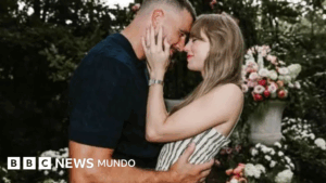La cantante Taylor Swift y el jugador de fútbol americano Travis Kelce anuncian su compromiso