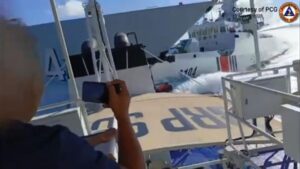 La colisión de dos buques chinos en una peligrosa maniobra frente a un barco filipino tensa la relación entre Pekín y Manila | elperiodico.com