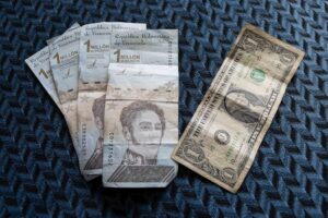 La devaluación redujo el salario mínimo a $1