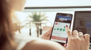 La insólita sorpresa que se llevó un influencer al alquilar un Airbnb (VIDEO)