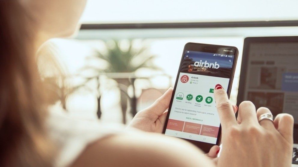 La insólita sorpresa que se llevó un influencer al alquilar un Airbnb (VIDEO)