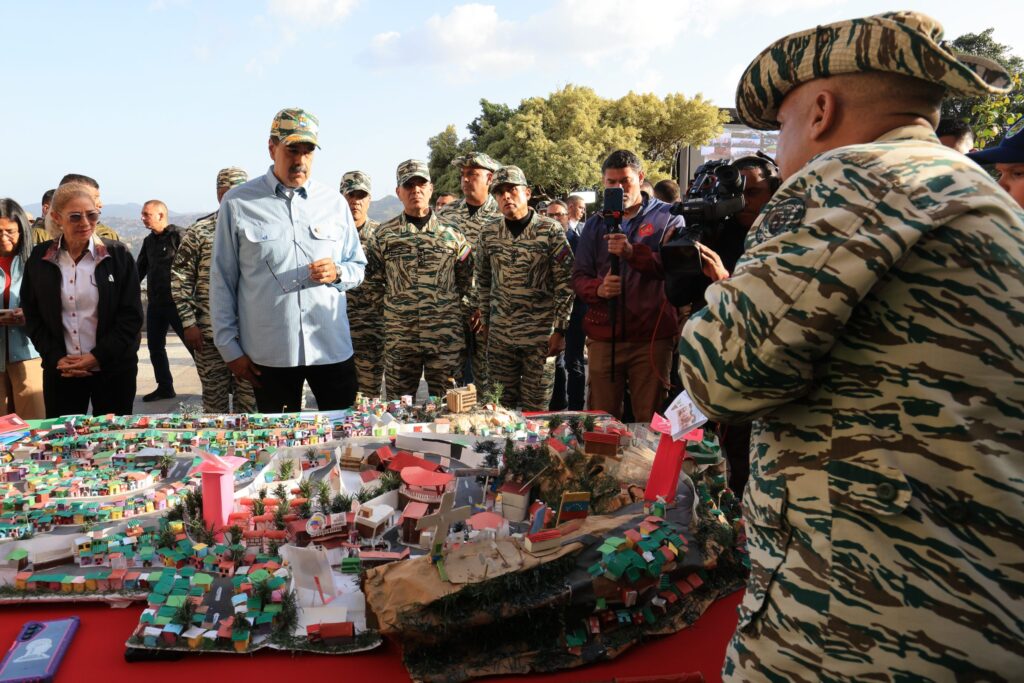La insólita táctica presentada por la milicia chavista contra supuesta invasión de EEUU en Venezuela (Maqueta)