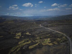 La meteorología ayuda en la extinción del fuego aunque aún quedan activos más de una veintena de incendios graves | europapress.es