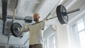 La obsesión de los hombres por el gimnasio puede afectar la vida sentimental, según un psicólogo experto en atracción