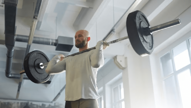 La obsesión de los hombres por el gimnasio puede afectar la vida sentimental, según un psicólogo experto en atracción