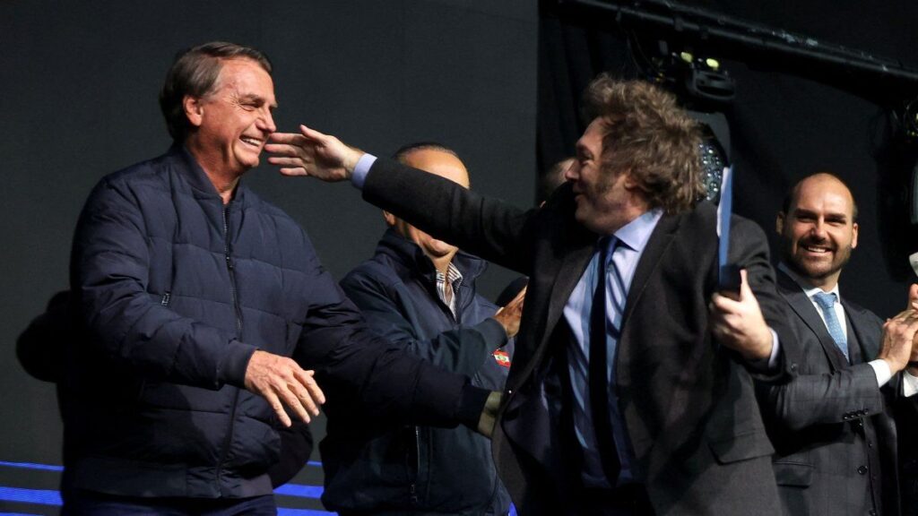 La policía de Brasil reveló que Jair Bolsonaro le pidió asilo político a Javier Milei en Argentina