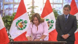 La presidente interina Dina Boluarte decreta una ley de amnistía para los militares peruanos que violaron los derechos humanos | elperiodico.com