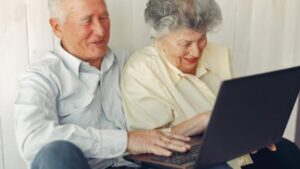 La tecnología como aliada inesperada del cerebro en la tercera edad