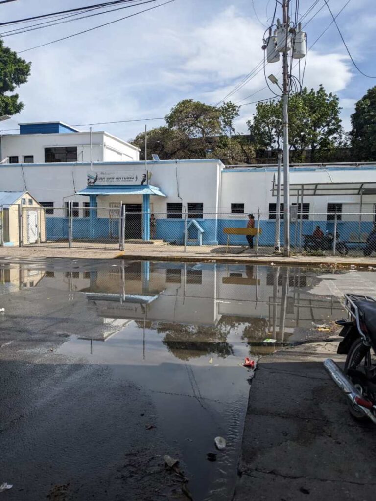 Laguna frente al CDI de San Antonio por bote de aguas blancas
