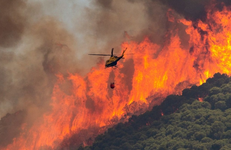Las altas temperaturas complican la lucha contra los incendios activos en España