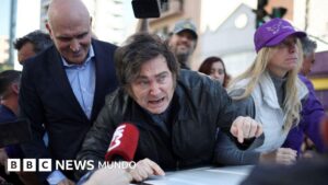 Las duras semanas de Javier Milei: escándalo de corrupción, caída de la popularidad y apedreado en plena campaña electoral en Argentina