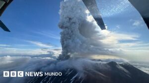 Las imágenes del volcán que entró erupción en Rusia después de 500 años tras una réplica del potente terremoto de la semana pasada