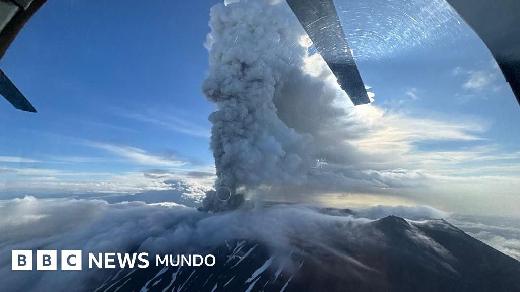 Las imágenes del volcán que entró erupción en Rusia después de 500 años tras una réplica del potente terremoto de la semana pasada