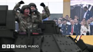Las impresionantes imágenes del desfile militar de Trump y de las protestas más grandes en su contra desde que volvió al poder