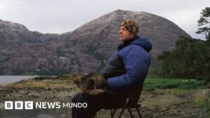 Las lecciones que aprendió el hombre que vivió durante un año solo con su gato en una remota isla de la Patagonia chilena
