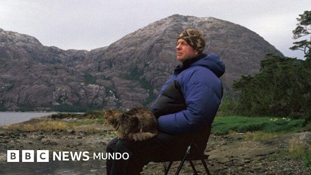 Las lecciones que aprendió el hombre que vivió durante un año solo con su gato en una remota isla de la Patagonia chilena
