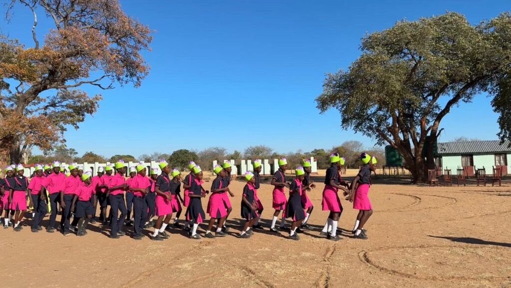 Alumnos de la escuela de primaria Gonye de Bubi, Zimbabue, en el recreo.