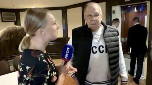 Lavrov llega a Alaska vestido con una sudadera con las siglas de la Unión Soviética | elperiodico.com