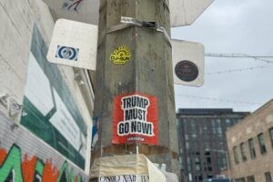 «Liberen a DC», Washington protesta con carteles y pegatinas la «toma hostil» de Trump | elperiodico.com
