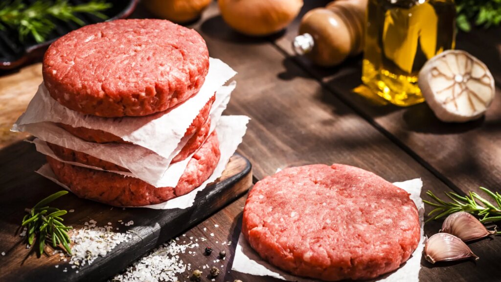 Lo que debes saber para elegir la carne de hamburguesas con la mejor calidad, según un carnicero