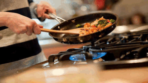 Los 5 errores que podrías cometer en la cocina y te pueden mandar directo al médico