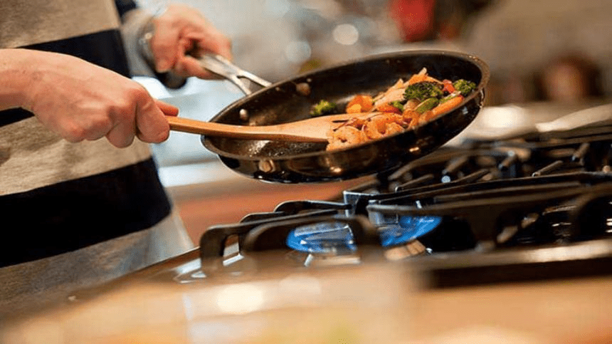 Los 5 errores que podrías cometer en la cocina y te pueden mandar directo al médico