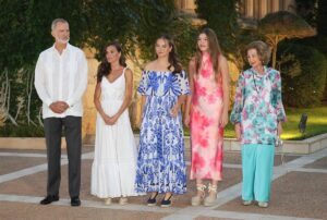 Los Reyes, la princesa Leonor, la infanta Sofía y la reina Sofía reciben a la sociedad balear en Marivent | europapress.es