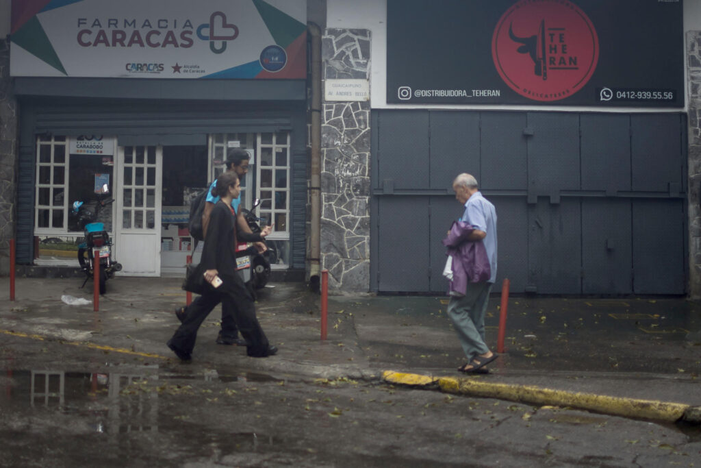 Los buques de guerra de EEUU se acercan, pero muchos venezolanos no se inmutan