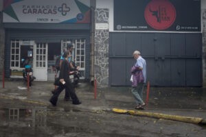Los buques de guerra de EEUU se acercan, pero muchos venezolanos no se inmutan