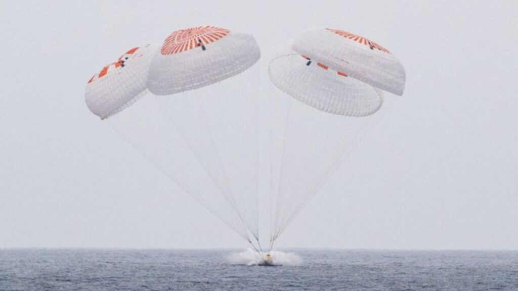 Los cuatro astronautas de la Crew-10 amerizan frente a EE.UU. tras cinco meses en el espacio